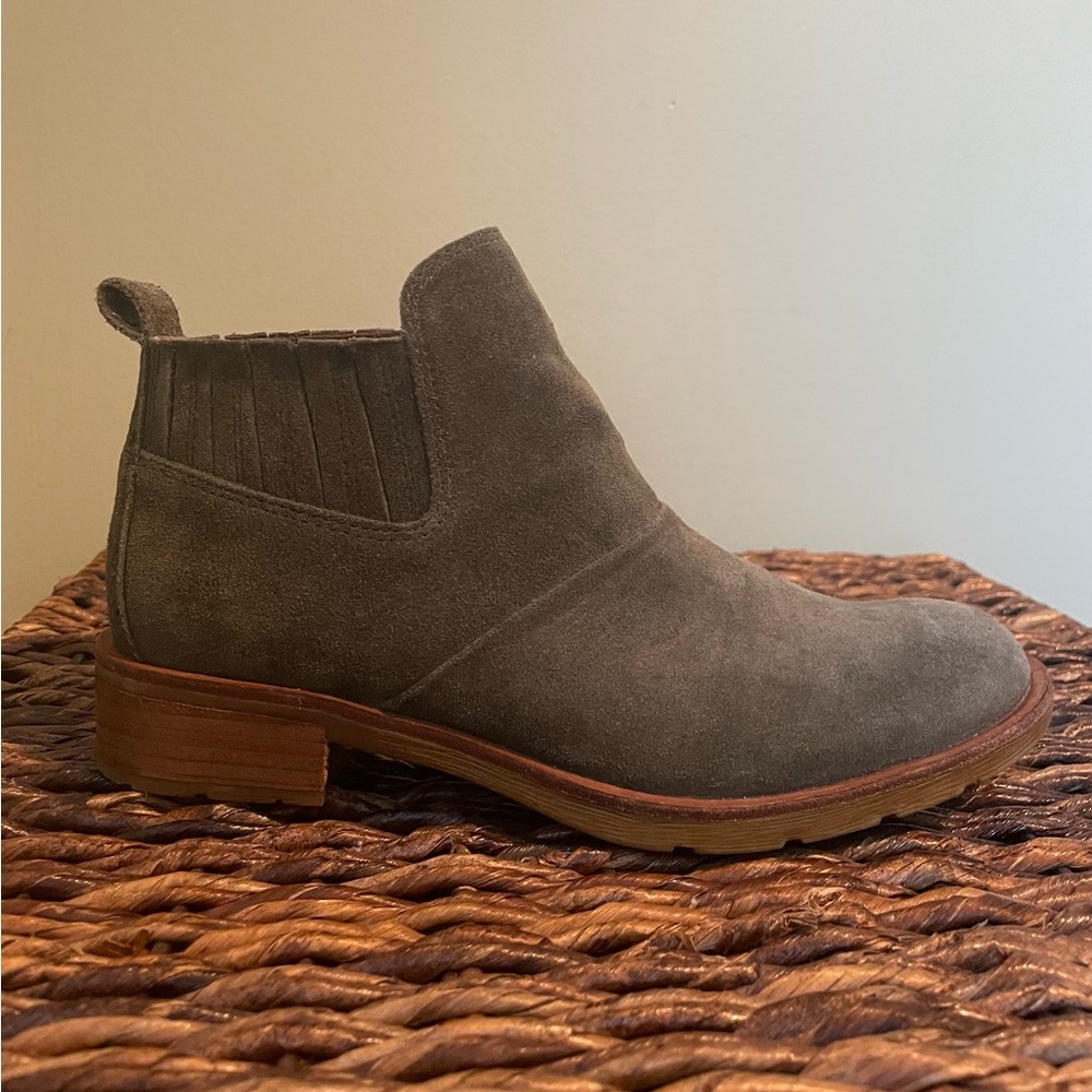 Sofft Bellis III Chelsea boots, Army Green Suede Upper